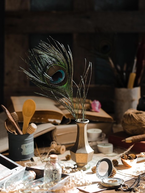 Photo une plume de paon dans un concept de nature morte de vase vintage