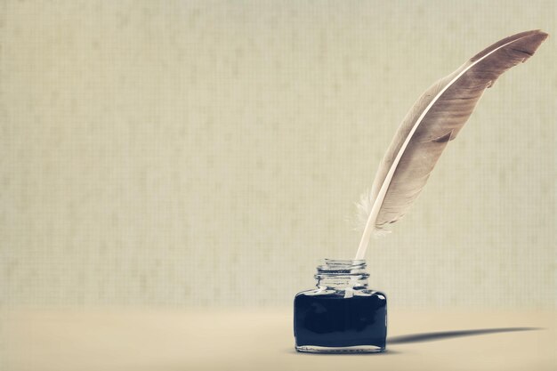 Plume à plume avec encre sur bureau en bois Vintage vieux style photographie sépia