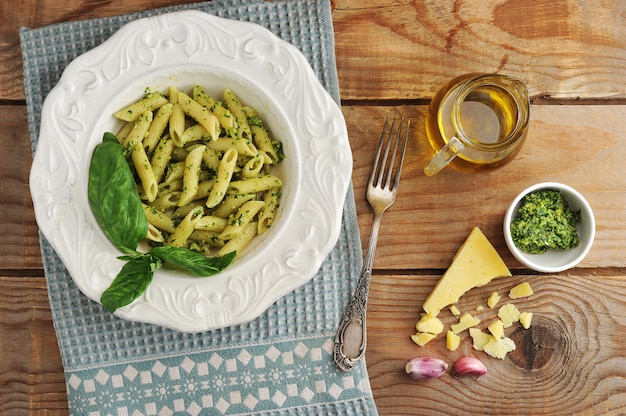 Plumes de pâtes au pesto, basilic et fromage et huile d'olive