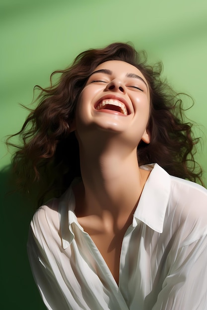 Le plus beau mannequin de mode devant un beau et solide fond