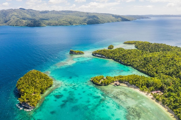 Une plus belle île Prise de vue en grand angle des îles Raja Ampat entourées par l'océan Indopacifique