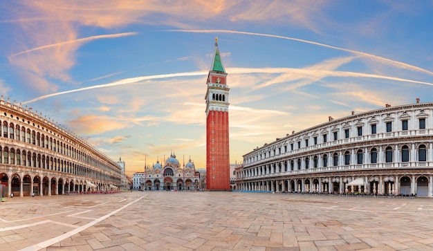 La plus célèbre place médiévale de Venise panorama exclusif du coucher de soleil Italie