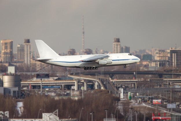 Le plus grand cargo et avion stratégique militaire qui décolle à la journée ensoleillée