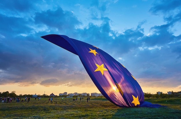 Le plus grand drapeau de l'Union européenne au monde dans le ciel