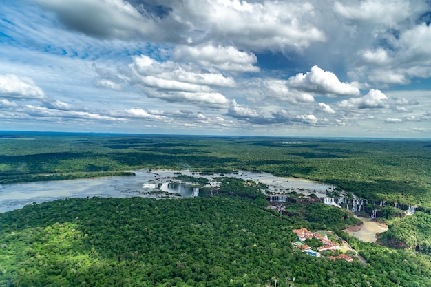 Le plus grand système de chutes d'eau sur Terre Vue d'Iguazu depuis un hélicoptère