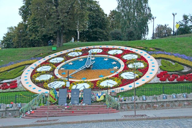 Les plus grandes montres fleuries du monde à Kiev Belle horloge fleurie sur pelouse verte dans la capitale de l'Ukraine