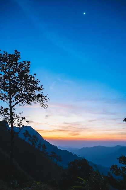 Photo le plus haut mont du parc national de thong pha phum est connu sous le nom de khao chang phueak