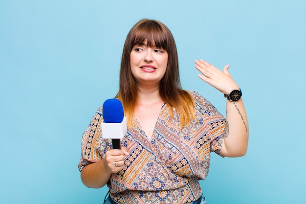 Plus la taille de la femme se sentant stressée, anxieuse, fatiguée et frustrée, tirant le col de la chemise, l'air frustré par le problème