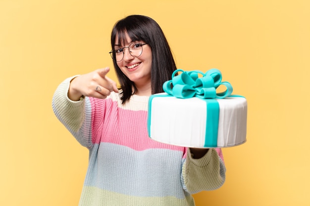 Plus la taille jolie femme avec un gâteau d'anniversaire