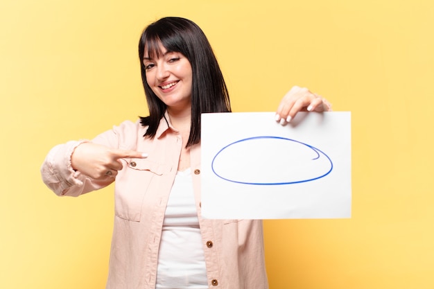 Plus la taille jolie femme montrant une feuille de papier remarque