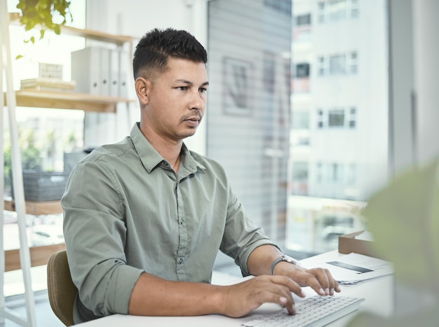 Plus vous en faites, plus vous devenez meilleur Photo d'un homme d'affaires utilisant son ordinateur assis à son bureau