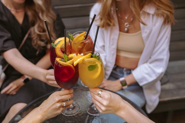 Plusieurs amis qui battent des verres ensemble pour célébrer