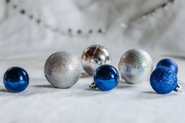 Plusieurs ballons de Noël et une guirlande