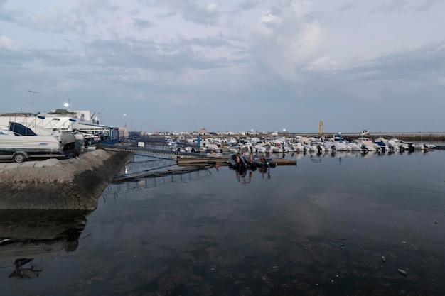 Plusieurs bateaux de plaisance et de pêche amarrés à la marina d'Olhao