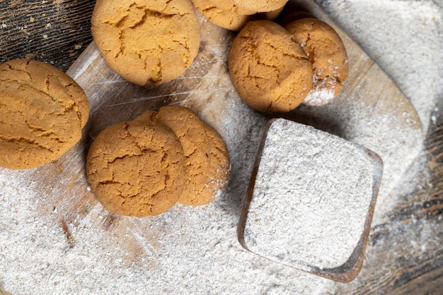 Plusieurs biscuits légers ronds après cuisson