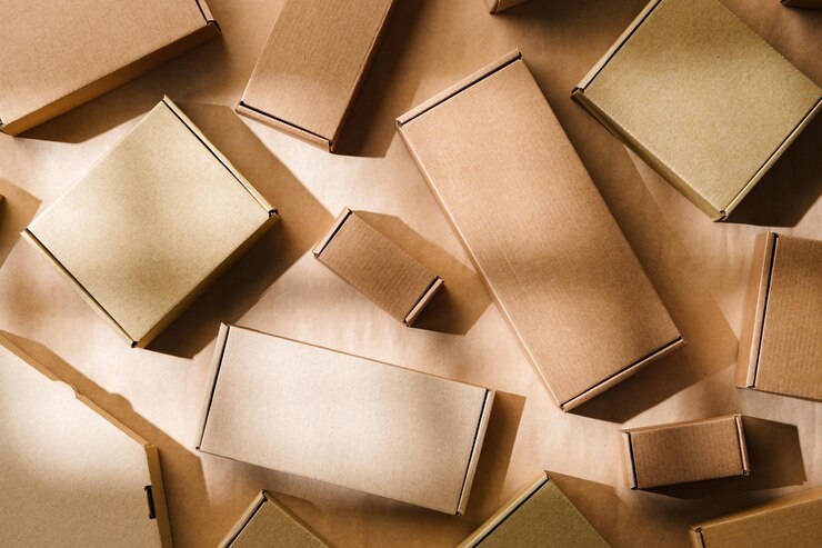 Photo plusieurs boîtes en carton disposées sur une surface pour l'emballage et l'expédition dans un entrepôt