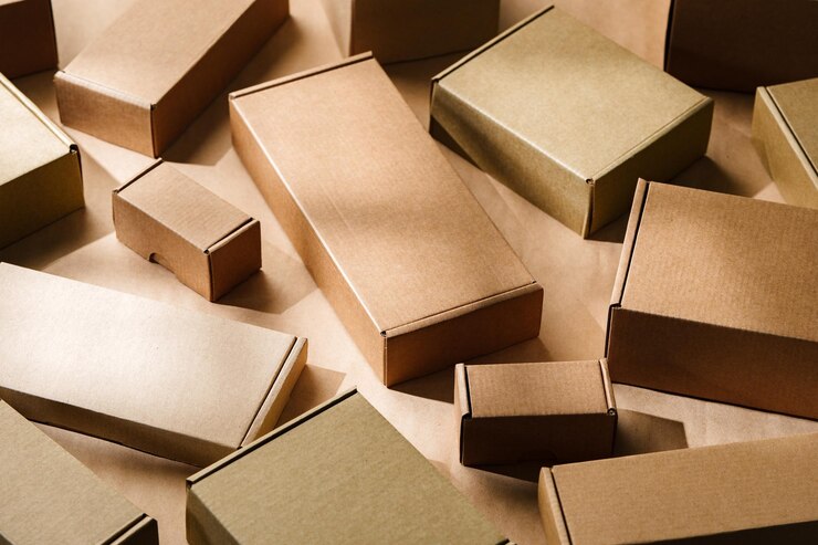 Photo plusieurs boîtes en carton disposées sur une surface pour l'emballage et l'expédition dans un entrepôt