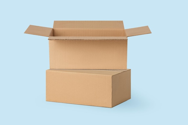 Plusieurs boîtes en carton pour les colis de livraison Sur un fond bleu bleu