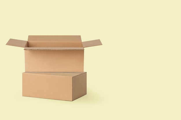 Plusieurs boîtes en carton pour les colis de livraison Sur fond jaune