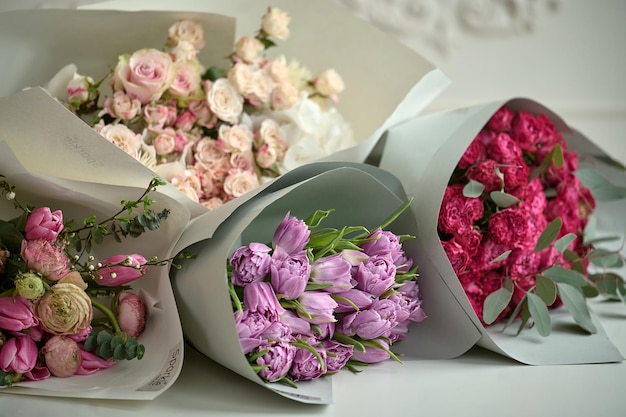 A plusieurs bouquets de fleurs de différentes couleurs sur fond beige avec bas-relief