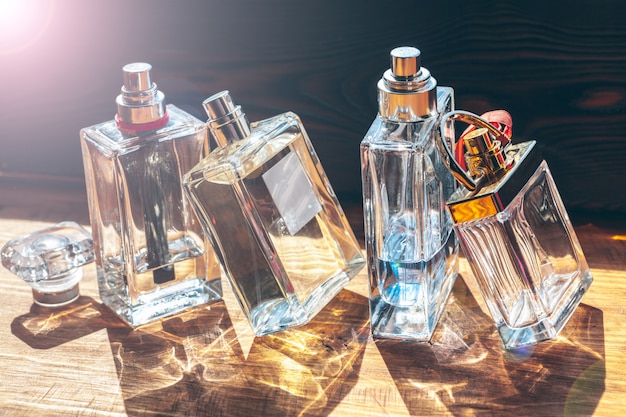 Plusieurs bouteilles avec du parfum