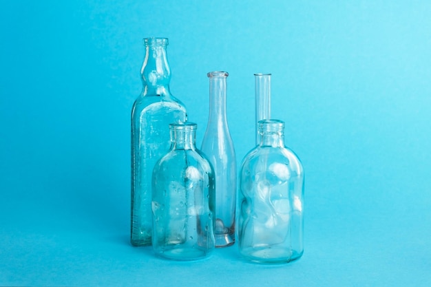 Plusieurs bouteilles en verre vintage rétro sur fond bleu