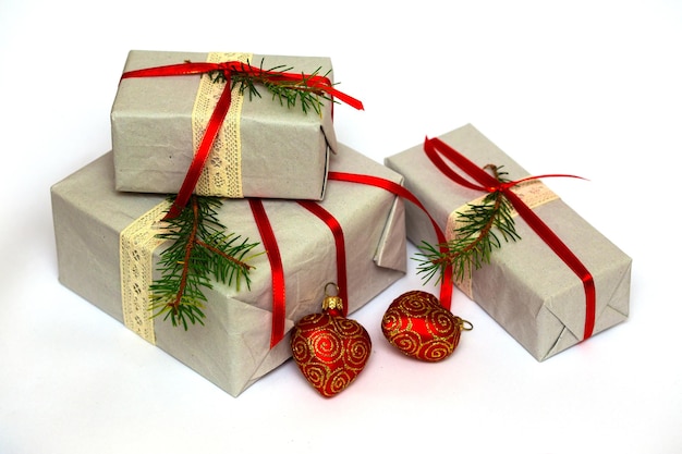 Plusieurs coffrets cadeaux de Noël style rétro sur fond blanc