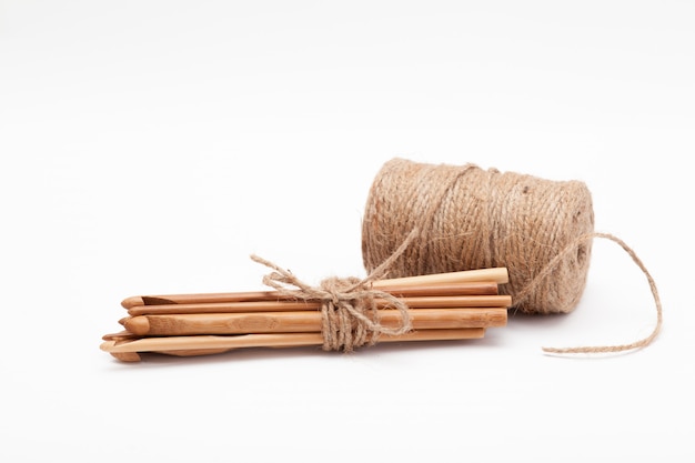 Plusieurs crochets en bois pour le tricot