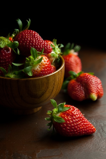 Plusieurs fraises fraîches dans un bol