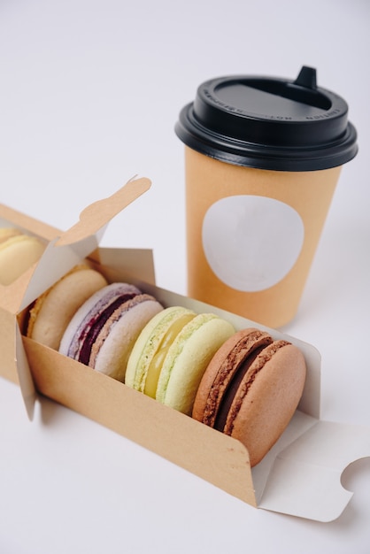 Plusieurs gâteaux macarons colorés en boîte