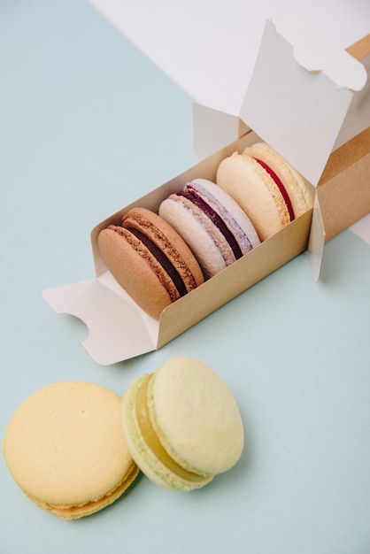 Plusieurs gâteaux macarons colorés en boîte