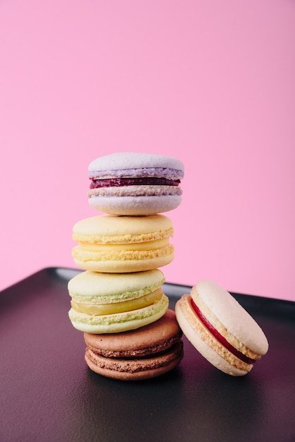 Plusieurs gâteaux macarons colorés