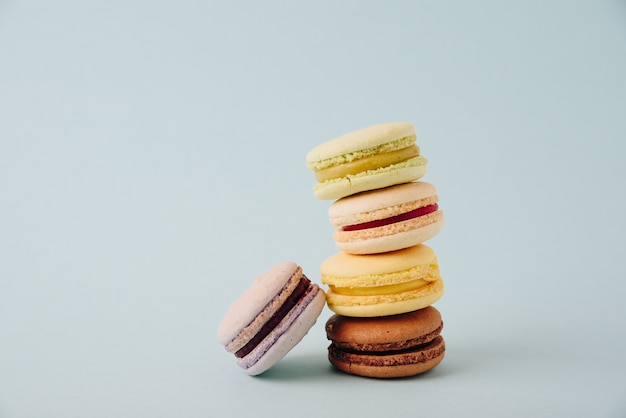 Plusieurs gâteaux macarons colorés