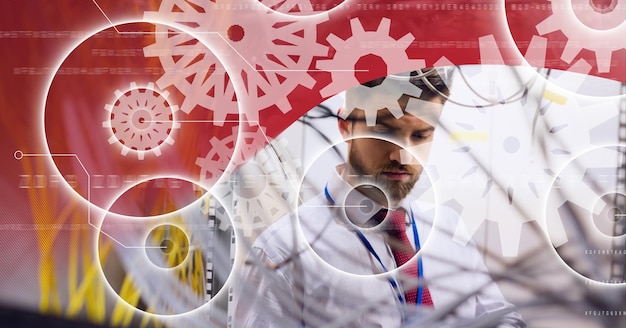 Plusieurs icônes de réglage sur l'homme travaillant dans la salle des serveurs sur fond de technologie rouge