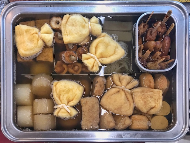 Plusieurs Japonais Oden Bouillant Frais Sur Un Plateau à Soupe Chaud