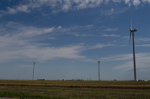 Photo plusieurs moulins à vent avec des turbines éoliennes sur la route