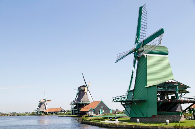 Photo plusieurs moulins à vent de zaanse schans contre le ciel bleu des pays-bas