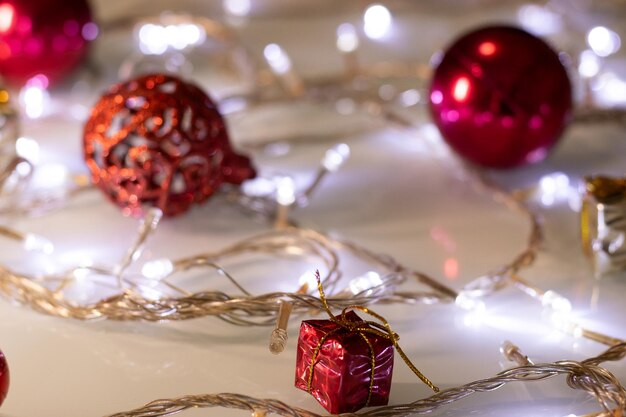 Photo plusieurs ornements et boîtes de noël rouges