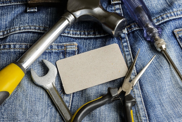 Plusieurs outils sur une poche de travailleurs en denim