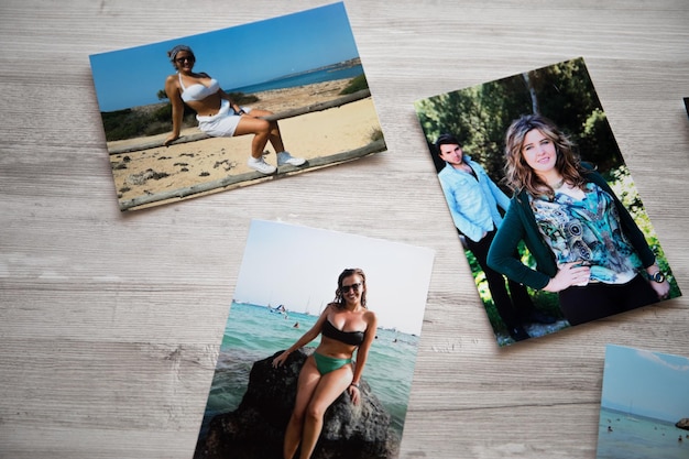 plusieurs photos d'un couple sur les plages de Majorque. avec un fond en bois gris.