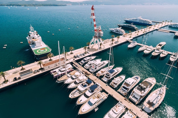 Plusieurs rangées de yachts amarrés à la marina de la station balnéaire de Porto