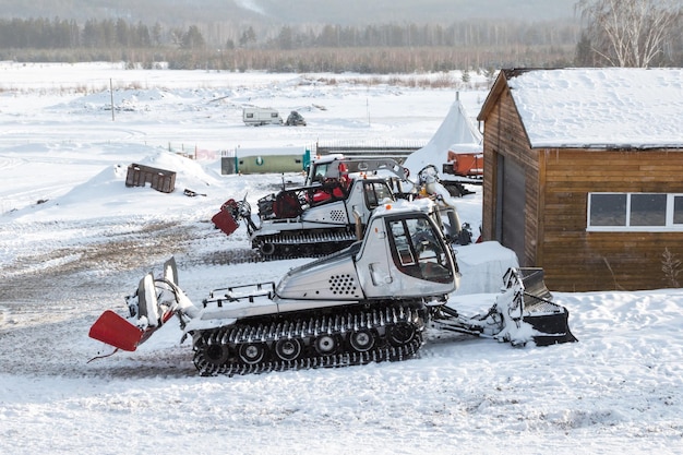 Photo plusieurs snowcats à la station de ski en hiver