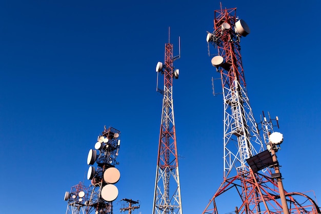 Plusieurs tours de transmission et de communication avec ciel bleu en arrière-plan