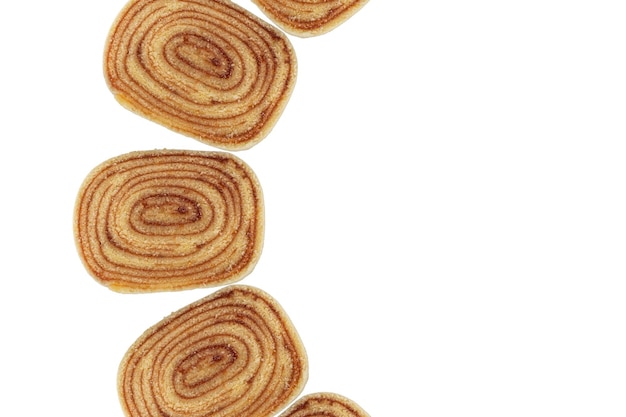 Plusieurs tranches de bolo de rolo roll cake formant un demi-cercle sur fond blanc