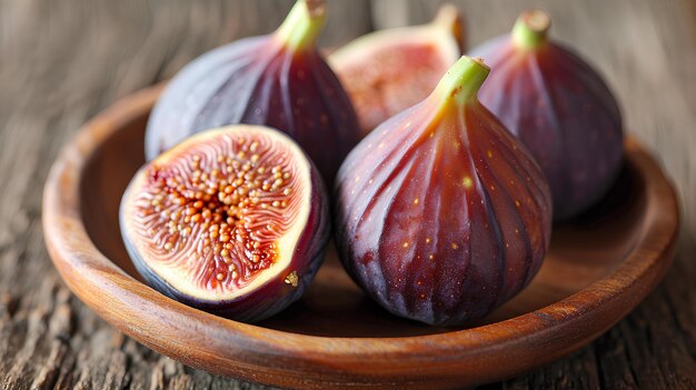 Plusieurs tranches de figues dans un bol en bois sombre