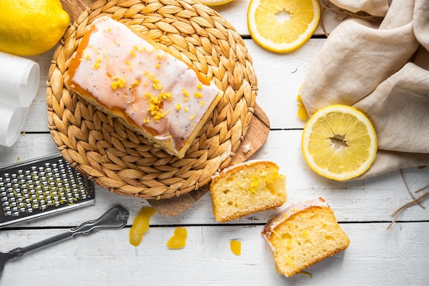 Plusieurs tranches de gâteau au citron gâteau éponge au citron fait maison avec de la farine de sucre, de la levure de miel et des citrons