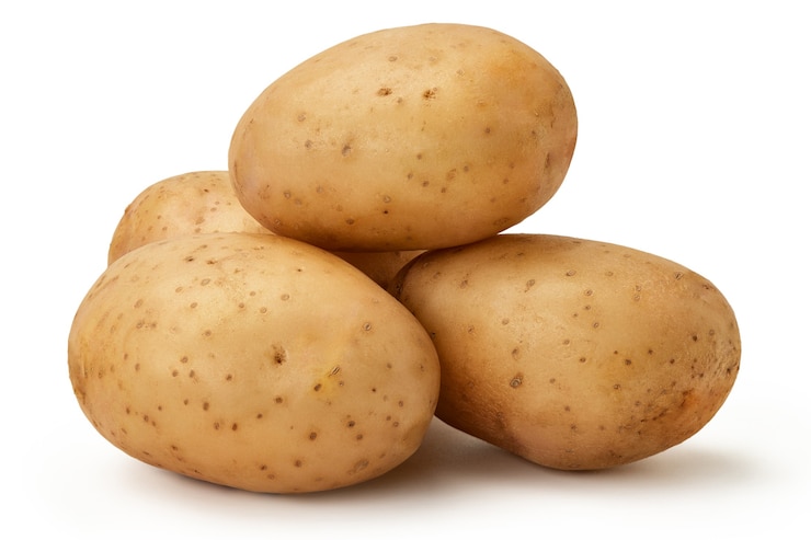 Photo plusieurs tubercules de jeunes pommes de terre se trouvent sur un fond blanc. isolé.