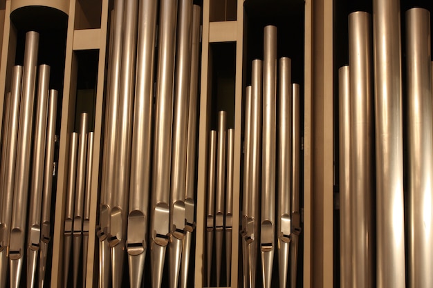 Plusieurs tuyaux d'orgue à la salle d'orgue à anches du crépuscule