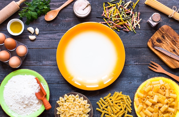 . Plusieurs types de pâtes aux légumes,. Vue de dessus