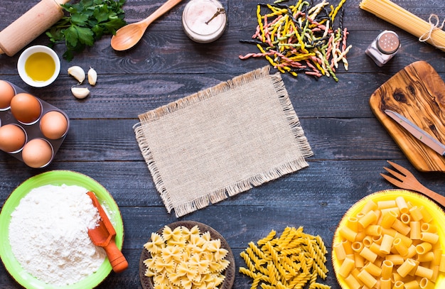 Plusieurs types de pâtes aux légumes, vue de dessus